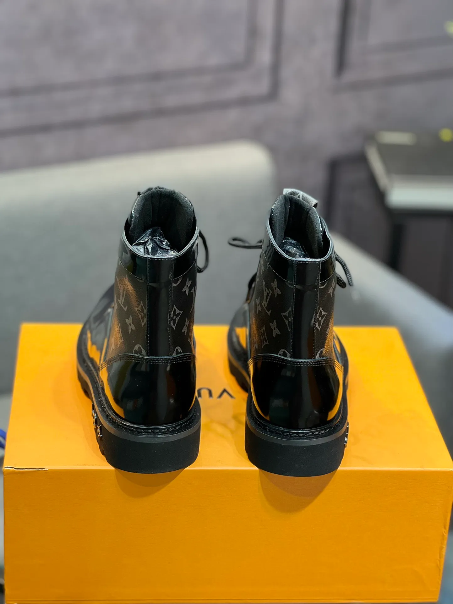 Men's shoes 💰920 L Home - the latest LV men's business casual boots, luxury and nobility are a must. They are all made of imported original first-layer cowhide, just to create a more comfortable wearing experience. ➕Top imported water-dyed full cow lining, original high wear-resistant outsole! 👏👏 Size: Male 39-44; (38 45 46 customized)